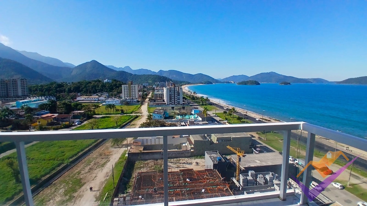 Cobertura dos sonhos com vista panorâmica para o mar e as mo