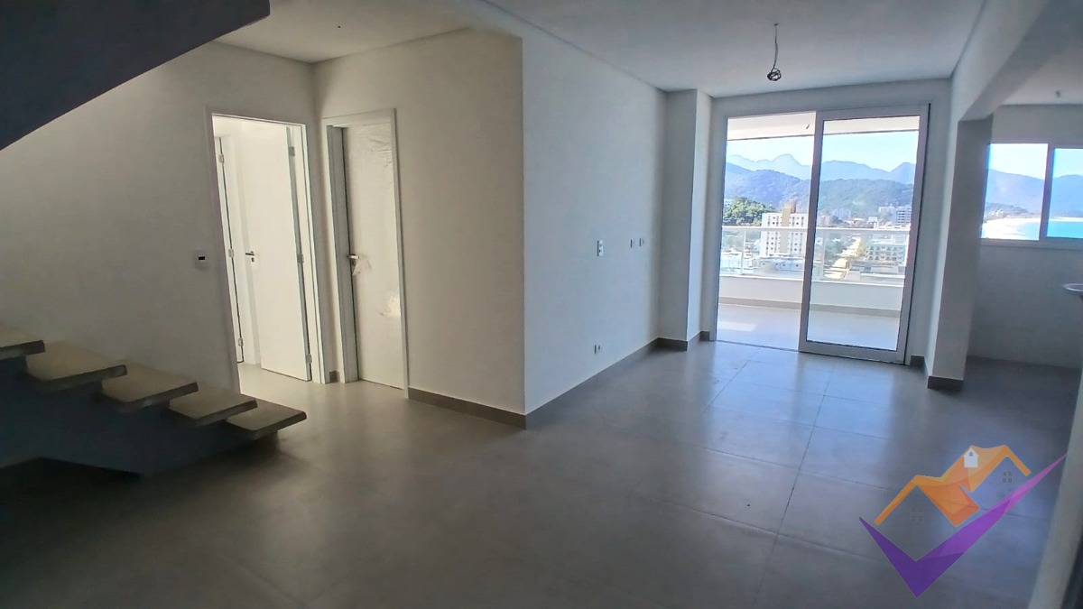 Cobertura dos sonhos com vista panorâmica para o mar e as mo