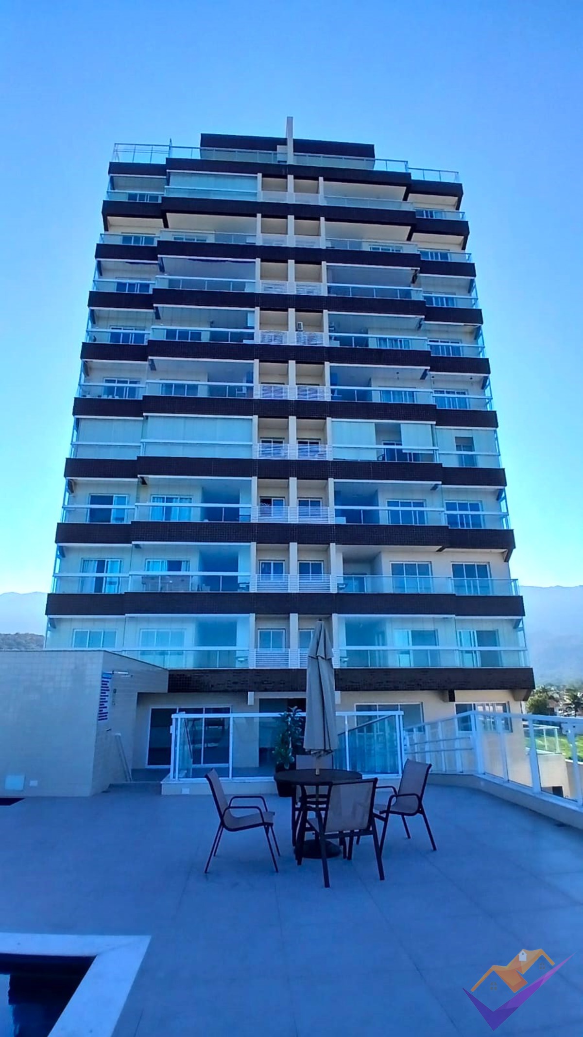 Cobertura dos sonhos com vista panorâmica para o mar e as mo
