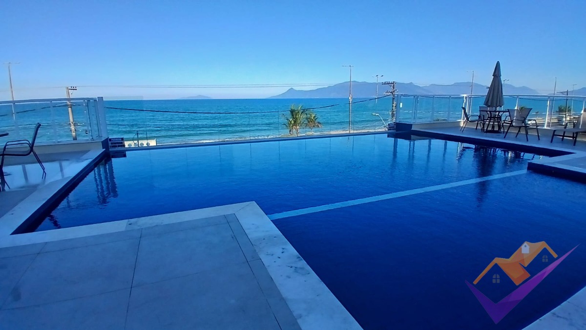 Cobertura dos sonhos com vista panorâmica para o mar e as mo