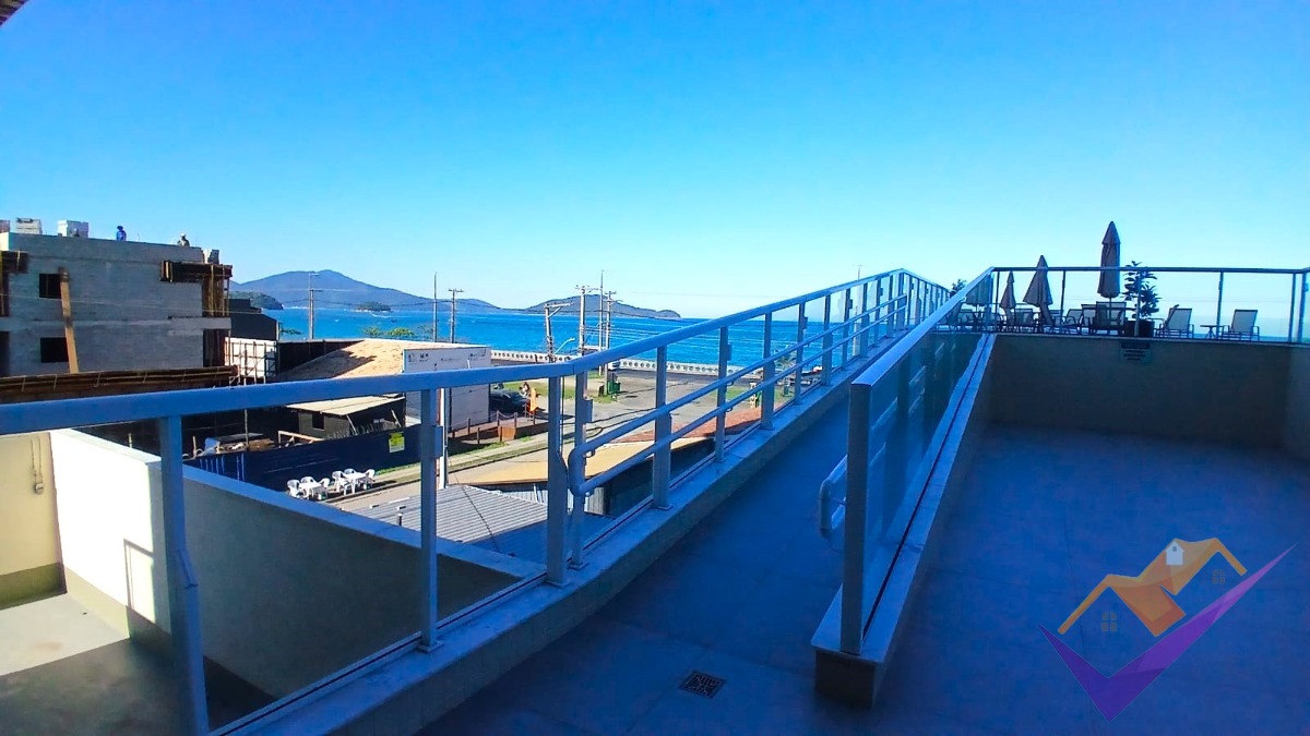 Cobertura dos sonhos com vista panorâmica para o mar e as mo