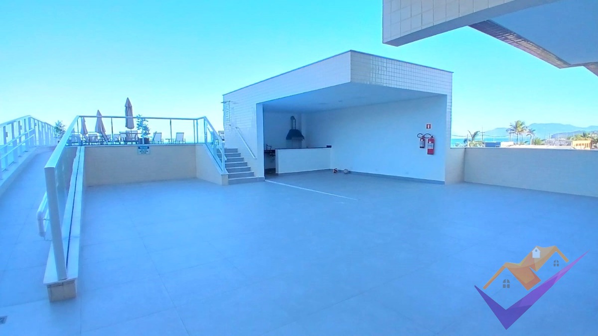 Cobertura dos sonhos com vista panorâmica para o mar e as mo