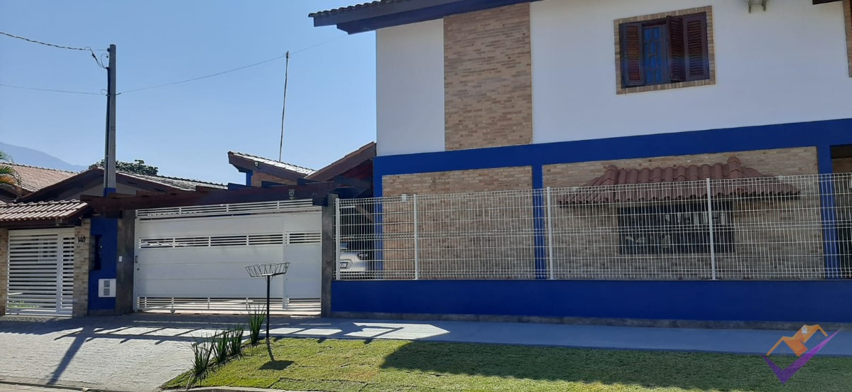 Maravilhosa residência no balneário capricórnio, localizada 